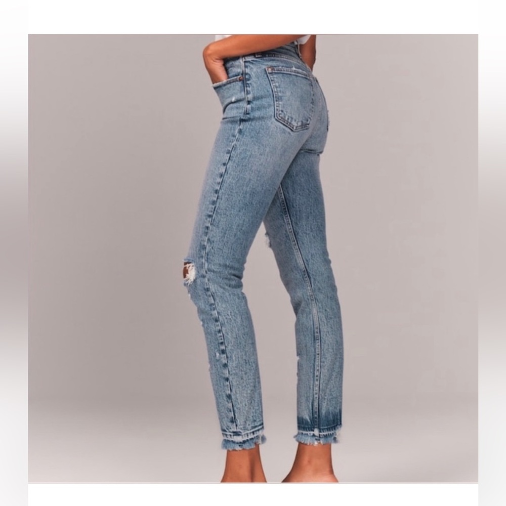 A&F HIGH RISE MOM JEANS// SIZE 29 (8)